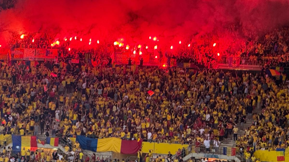 Haos în tribune! Ultrașii de la „Uniți sub tricolor” au aprins zeci de torțe pe stadion + scandări xenofobe