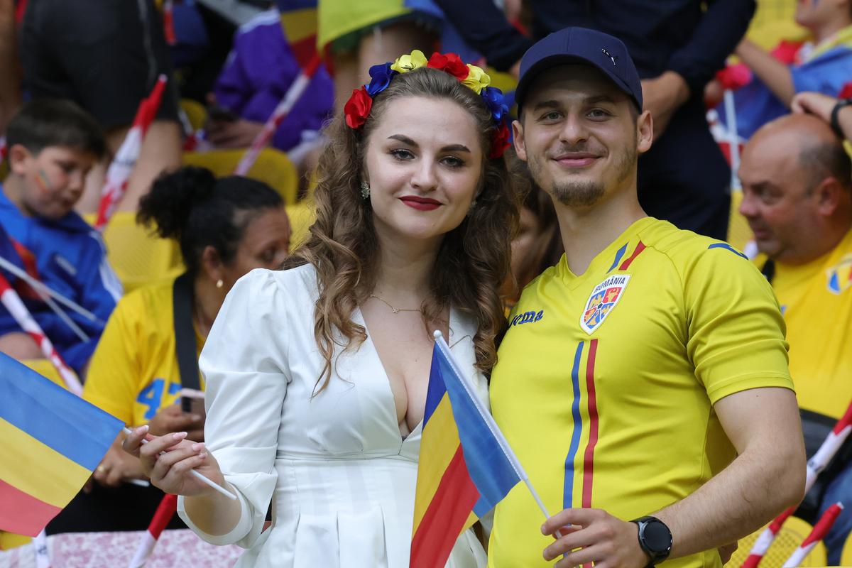 Suporterii au făcut spectacol în tribune la Austria - România 2-1