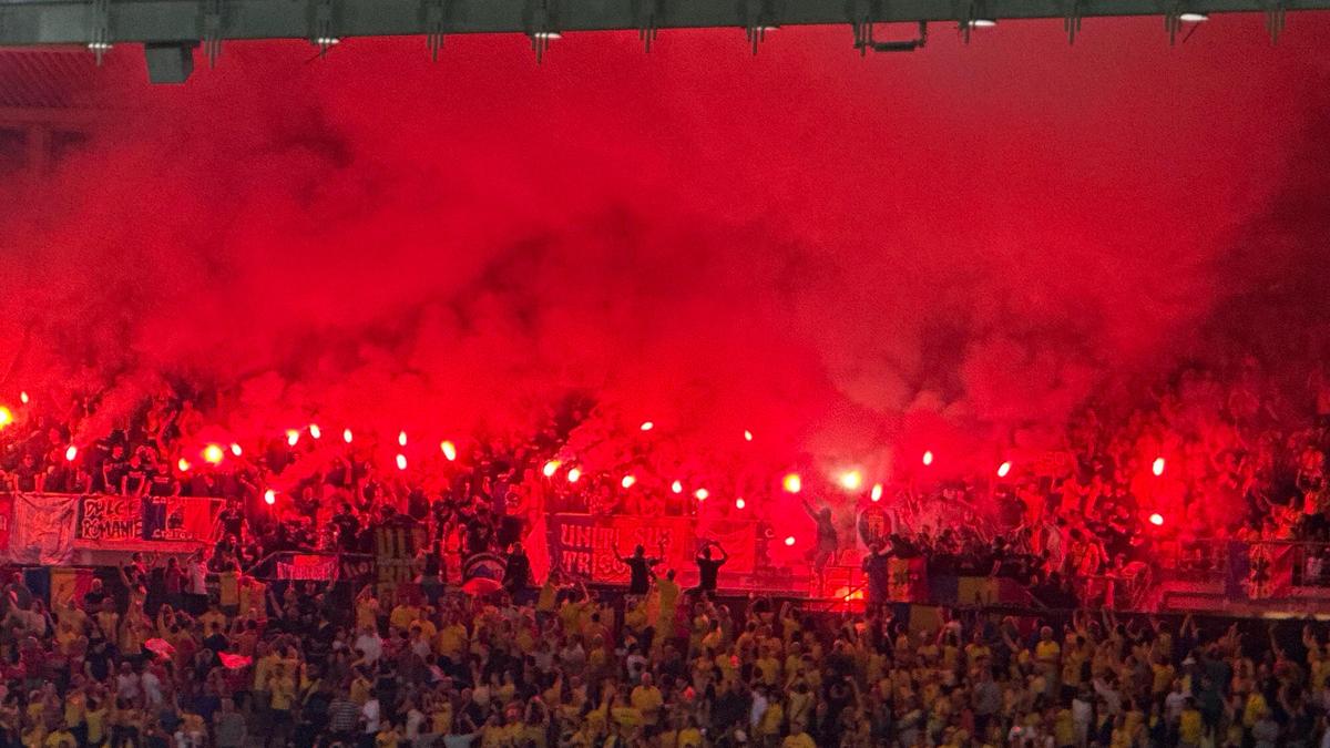 Haos în tribune! Ultrașii de la „Uniți sub tricolor” au aprins zeci de torțe pe stadion + scandări xenofobe