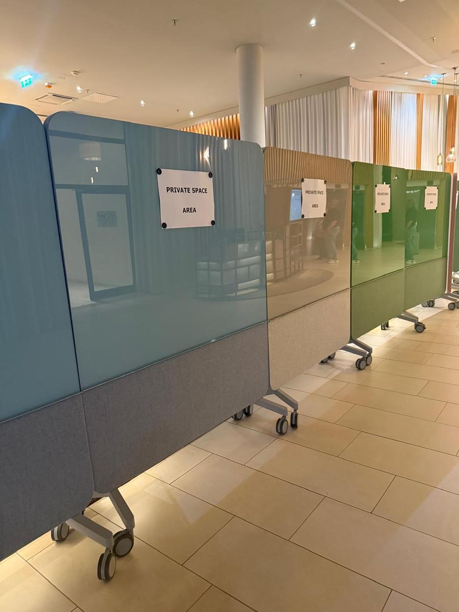 Panourile care-i separă pe tricolori de ceilalți turiști din hotel Alex vrea 2-0 pentru România