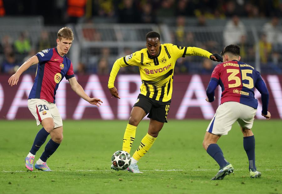 Jamie Gittens, evoluând pentru Borussia Dortmund împotriva Barcelonei (UEFA Champions League 2024/2025) // FOTO: Getty Images Chelsea a ajuns la un acord cu perla Borussiei Dortmund » Londonezii negociază acum cu clubul german în ceea privește suma de transfer
