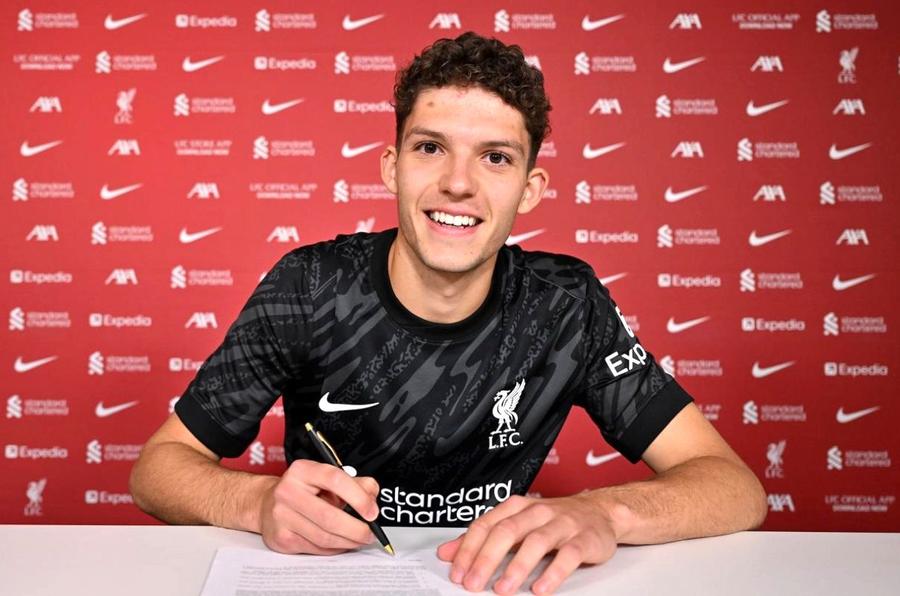 Armin Pecsi, prezentat la Liverpool. FOTO: X @Liverpool FC Transfer la Liverpool! A treia mutare a verii bifată de „cormorani”