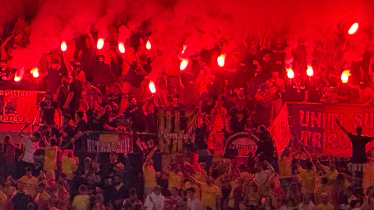 Haos în tribune! Ultrașii de la „Uniți sub tricolor” au aprins zeci de torțe pe stadion + scandări xenofobe