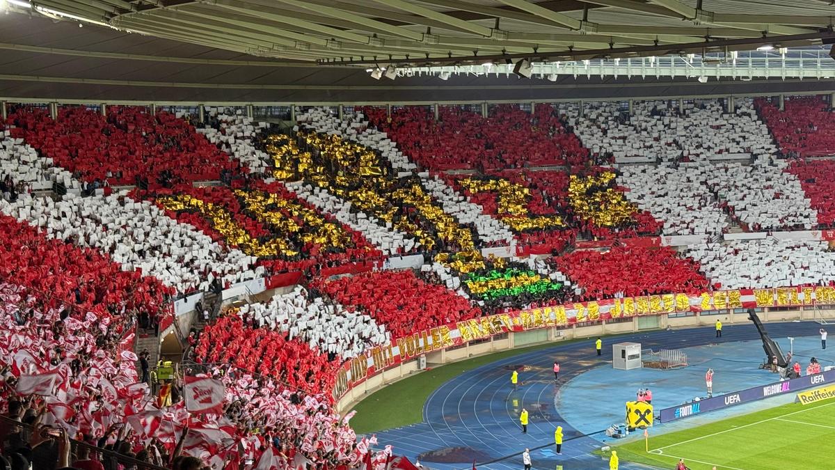 Festivalul de la Viena » Atmosferă de zile mari la Austria - România: ce a vrut să însemne scenografia gazdelor + ai noștri au răspuns cu torțe și un mesaj scurt