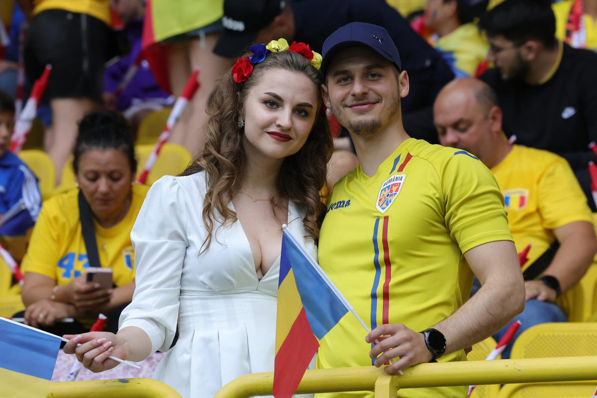 Suporterii au făcut spectacol în tribune la Austria - România 2-1