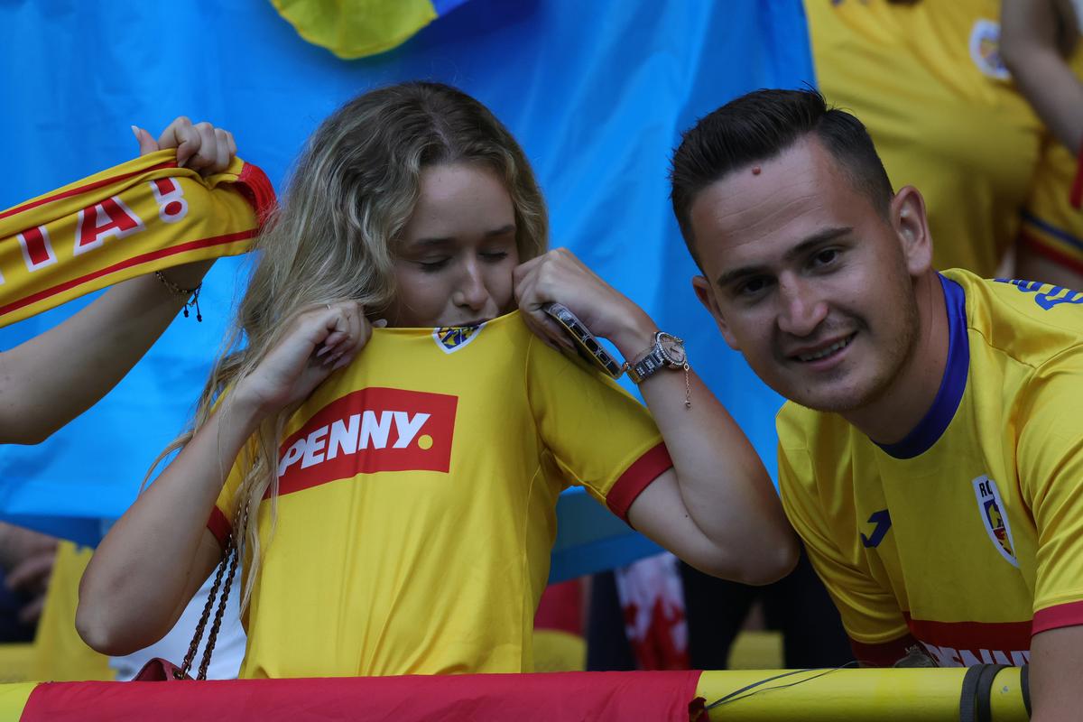 Fetele au colorat o seară tristă » Cine a câștigat duelul dintre Austria și România în tribunele „Ernst Happel”