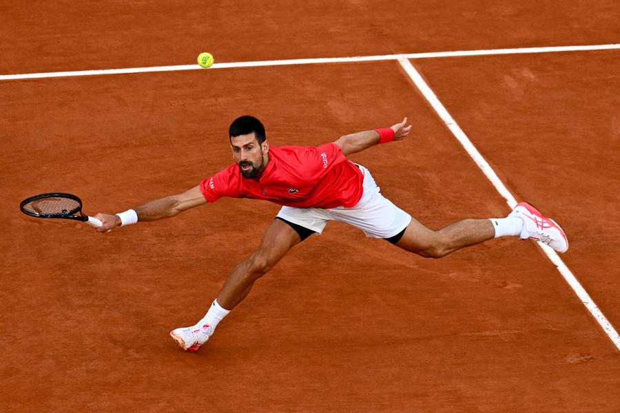 Novak Djokovic, în semifinala cu Jannik Sinner la Roland Garros. Foto: Imago Novak Djokovic, mesaj emoționant după eliminarea de la Roland Garros