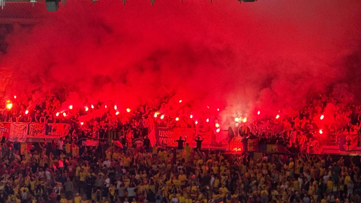 Haos în tribune! Ultrașii de la „Uniți sub tricolor” au aprins zeci de torțe pe stadion + scandări xenofobe