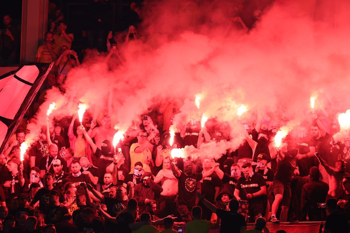 Haos în tribune! Ultrașii de la „Uniți sub tricolor” au aprins zeci de torțe pe stadion + scandări xenofobe