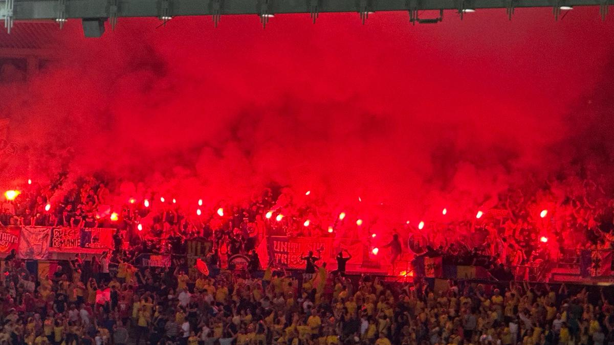 Haos în tribune! Ultrașii de la „Uniți sub tricolor” au aprins zeci de torțe pe stadion + scandări xenofobe