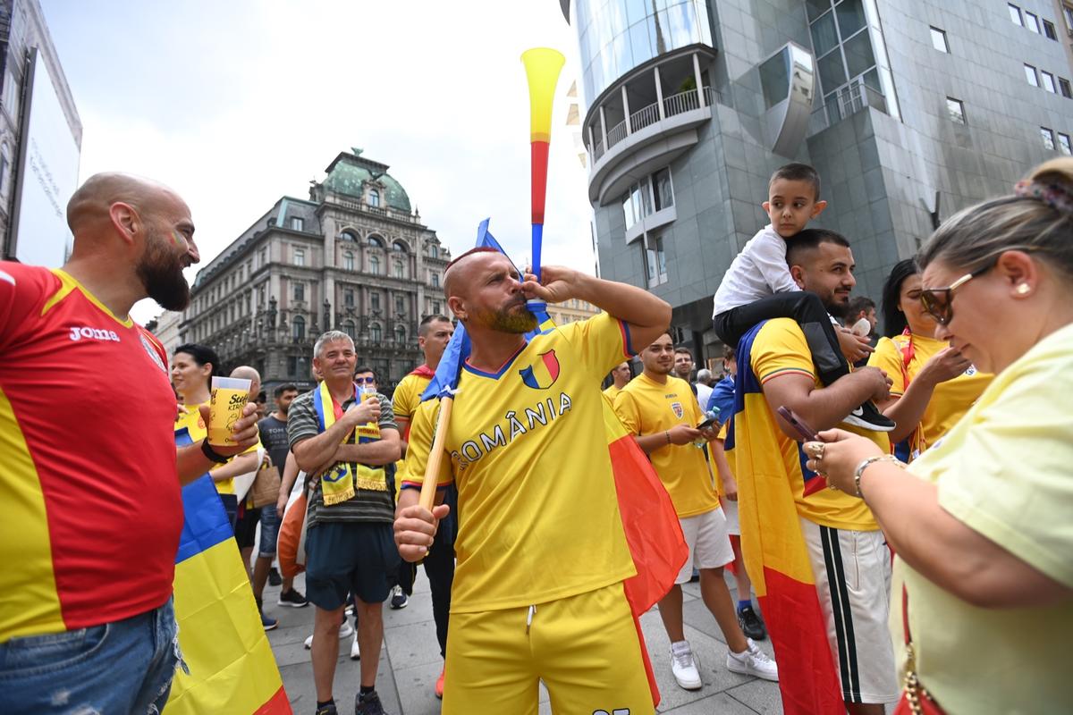 10 imagini EPICE înainte de Austria - România: fanii „tricolori” din „Zidul Galben” chiar au imaginație! GALERIE FOTO