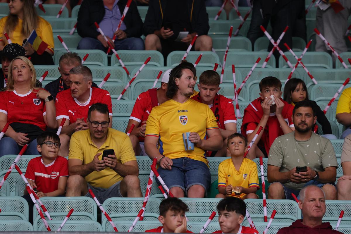 Tricourile galbene au invadat stadionul „Ernst Happel” » Românii le-au dat KO organizatorilor: peste 15.000 la meci