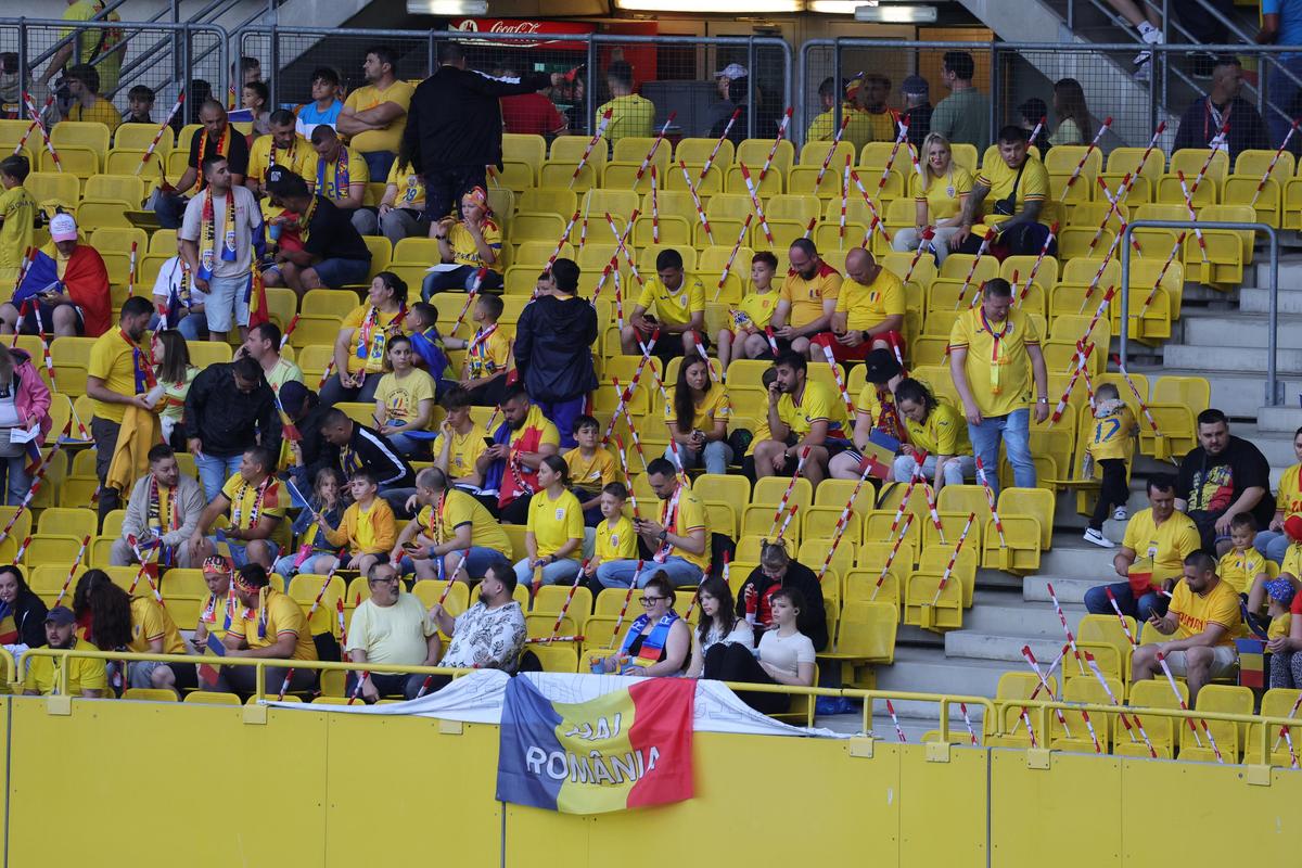 Tricourile galbene au invadat stadionul „Ernst Happel” » Românii le-au dat KO organizatorilor: peste 15.000 la meci