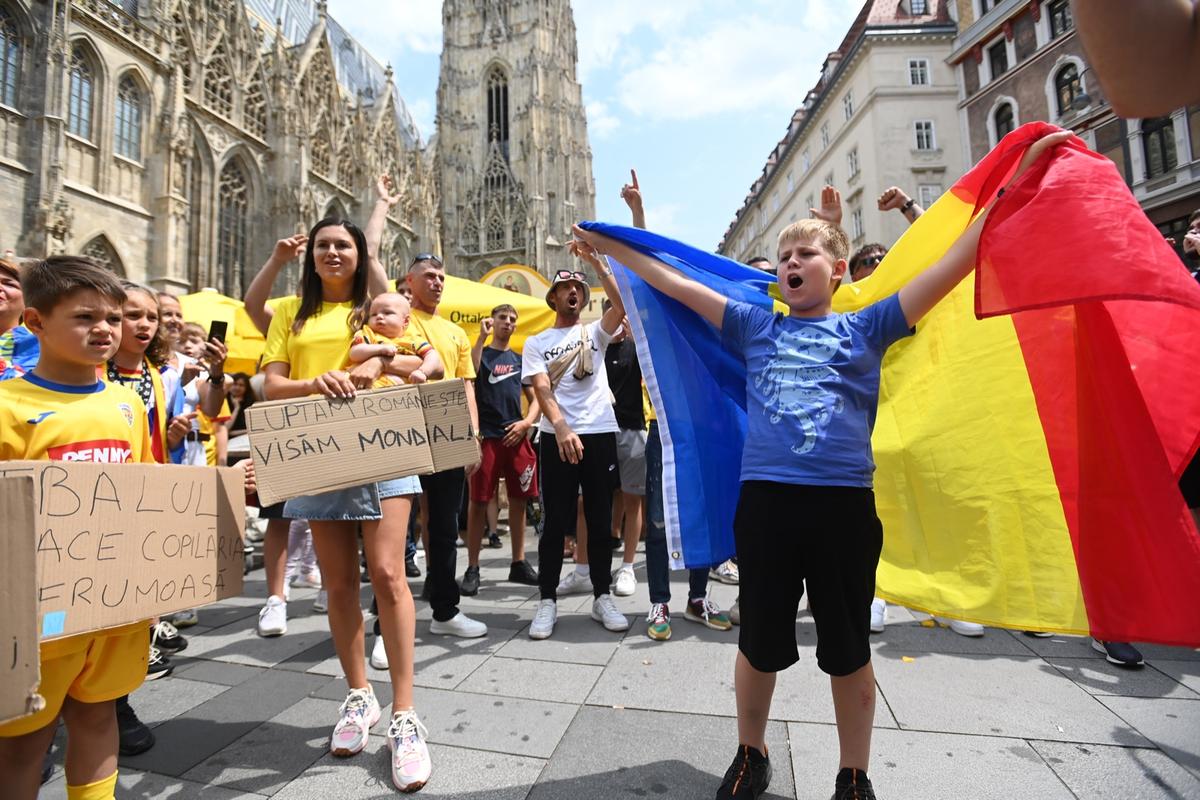 10 imagini EPICE înainte de Austria - România: fanii „tricolori” din „Zidul Galben” chiar au imaginație! GALERIE FOTO