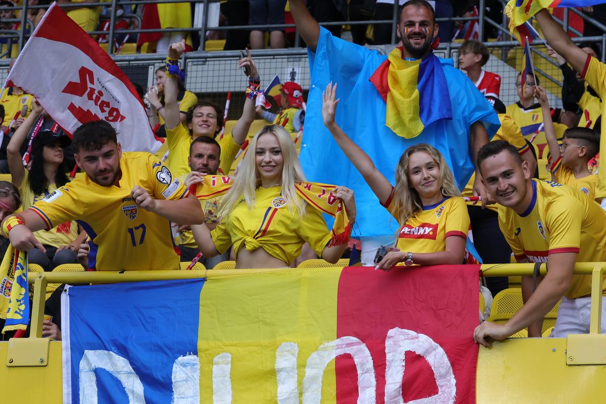 Fetele au colorat o seară tristă » Cine a câștigat duelul dintre Austria și România în tribunele „Ernst Happel”