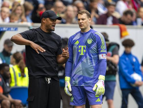 Manuel Neuer, primind indicații de la Vincent Kompany în timpul unui meci al lui Bayern // FOTO: Imago Images