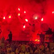 Ultrașii de la „Uniți sub tricolor” au aprins zeci de torțe în Austria - România. Foto: Andrei Crăițoiu (GSP.RO)