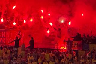 Haos în tribune! Ultrașii de la „Uniți sub tricolor” au aprins zeci de torțe pe stadion + scandări xenofobe