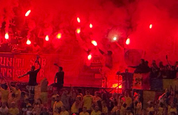 Haos în tribune! Ultrașii de la „Uniți sub tricolor” au aprins zeci de torțe pe stadion + scandări xenofobe