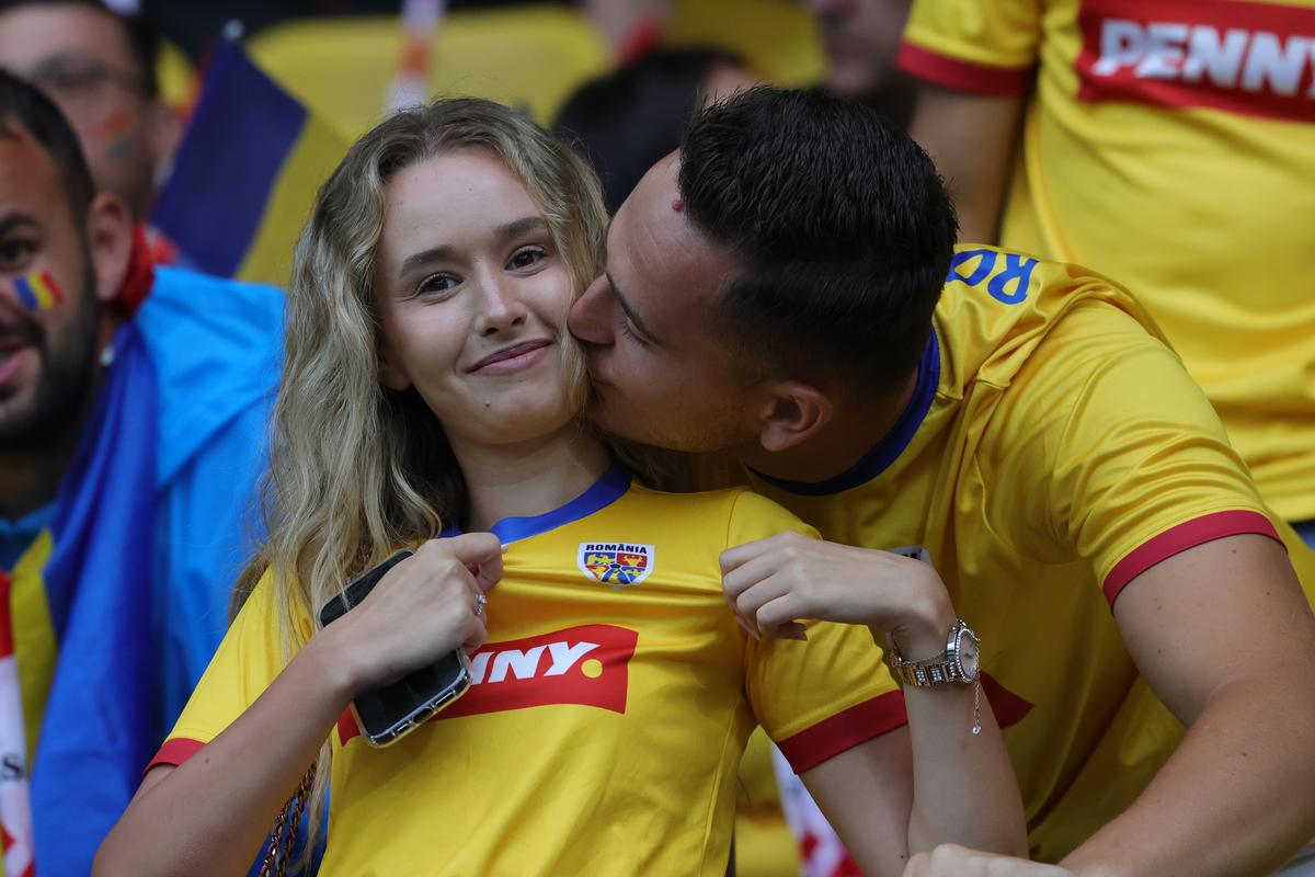 Suporterii au făcut spectacol în tribune la Austria - România 2-1