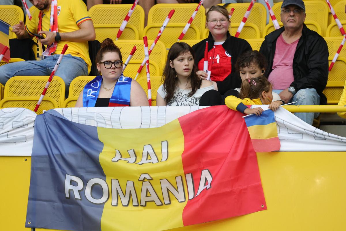 Tricourile galbene au invadat stadionul „Ernst Happel” » Românii le-au dat KO organizatorilor: peste 15.000 la meci