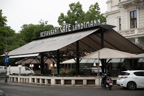Cafeneaua „Café Landtmann” e cunoscută ca un loc unde se întâlnesc diplomați, agenți și jurnaliști internaționali