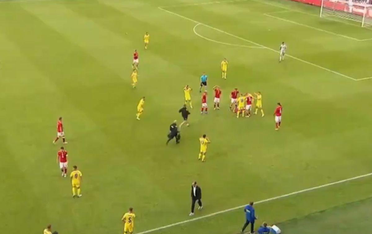 Christian Eriksen s-a prăbușit pe gazon în Danemarca - Ucraina