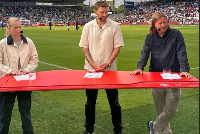Nicklas Bendtner, în centru, a comentat în direct, de la marginea terenului, imaginile cu Christian Eriksen, care a căzut pe teren în timpul amicalului cu Ucraina