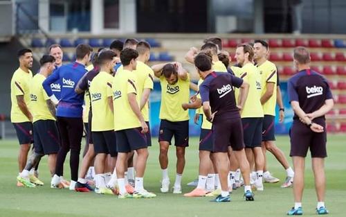 Jordi Alba, fundașul stânga al Barcelonei, a fost văzut în sfârșit la volanul noului său Range Rover. Colegii l-au trecut prin ”tunelul palmelor”.