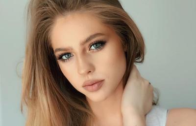 GALERIE FOTO. Denisa Moga încinge Derby de România » E una dintre cele mai frumoase iubite de fotbaliști