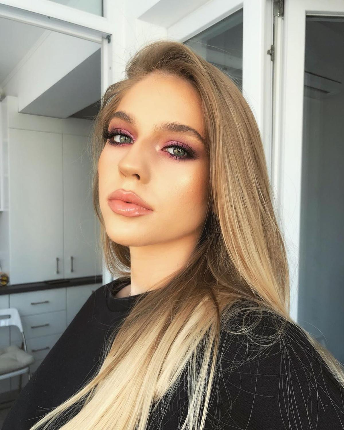 GALERIE FOTO. Denisa Moga încinge Derby de România » E una dintre cele mai frumoase iubite de fotbaliști