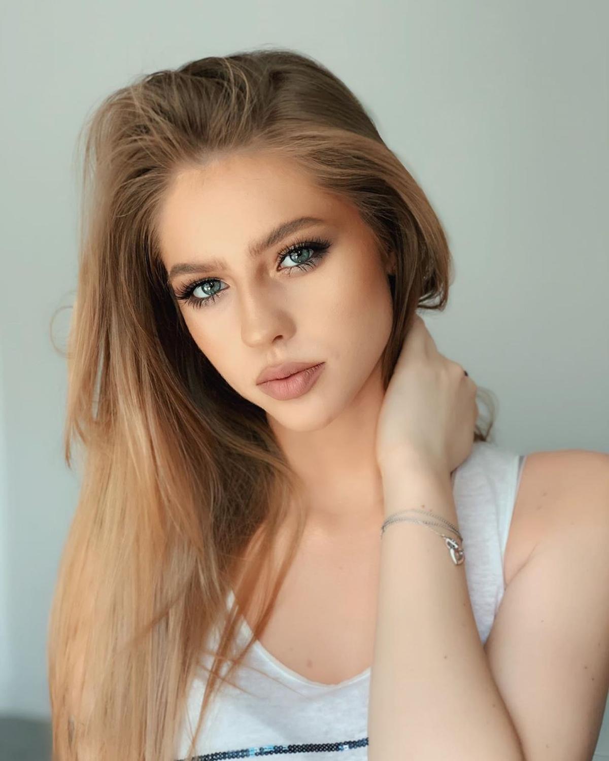 GALERIE FOTO. Denisa Moga încinge Derby de România » E una dintre cele mai frumoase iubite de fotbaliști