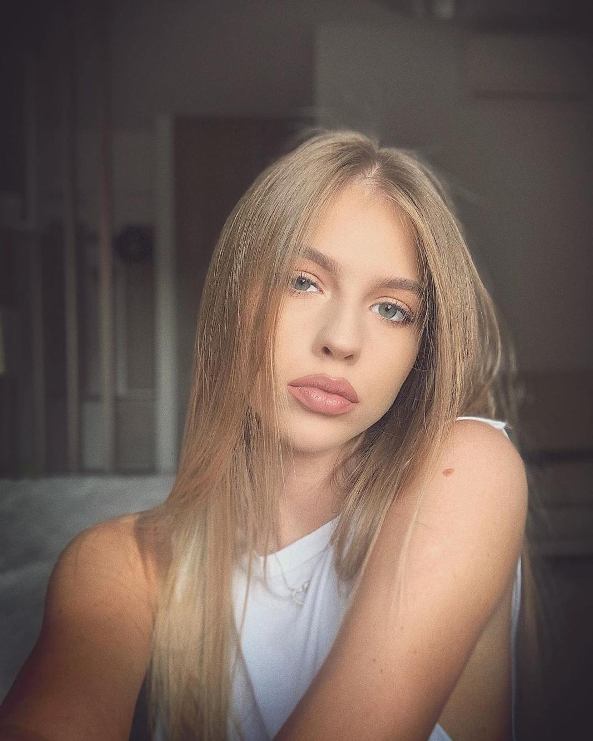GALERIE FOTO. Denisa Moga încinge Derby de România » E una dintre cele mai frumoase iubite de fotbaliști