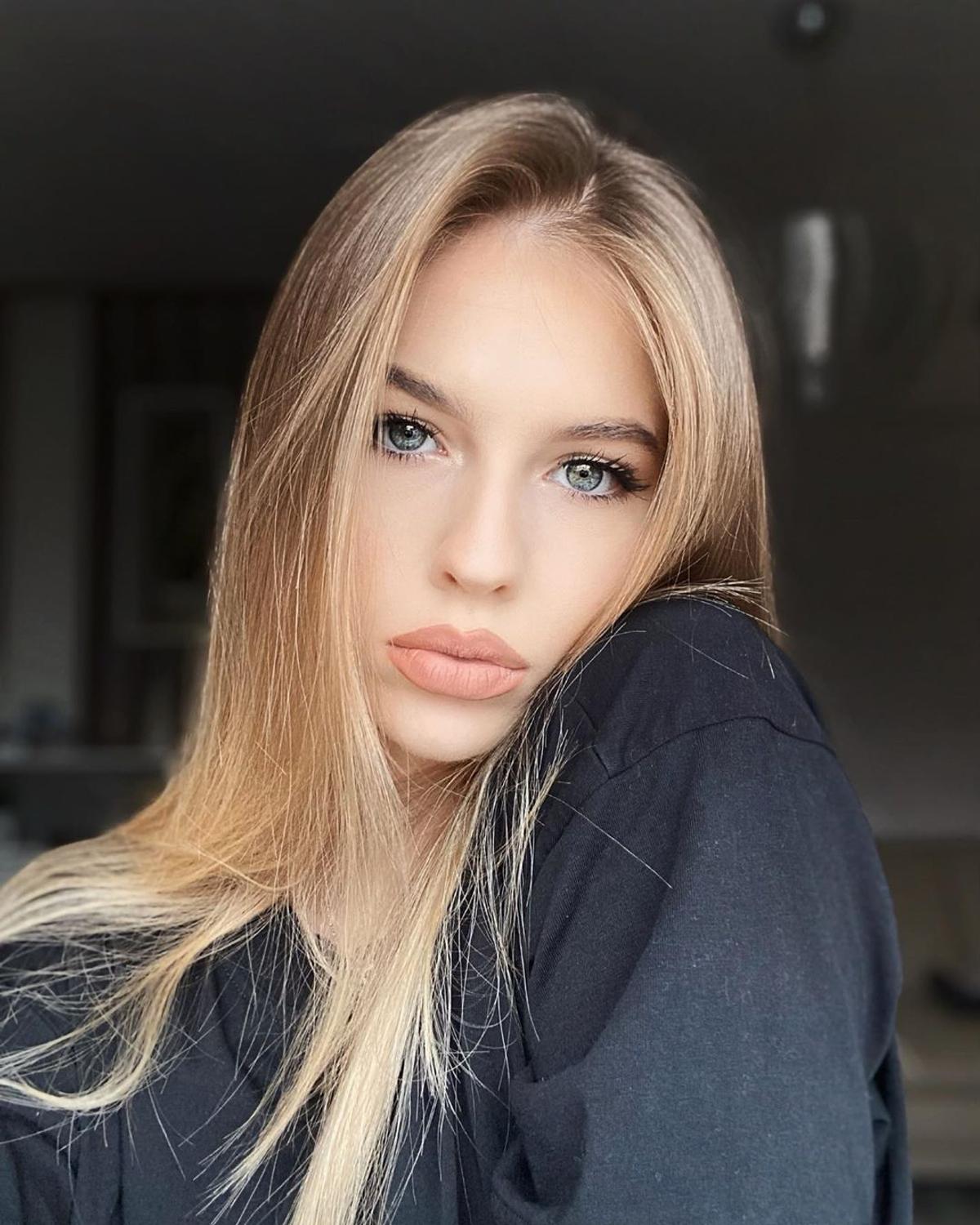GALERIE FOTO. Denisa Moga încinge Derby de România » E una dintre cele mai frumoase iubite de fotbaliști