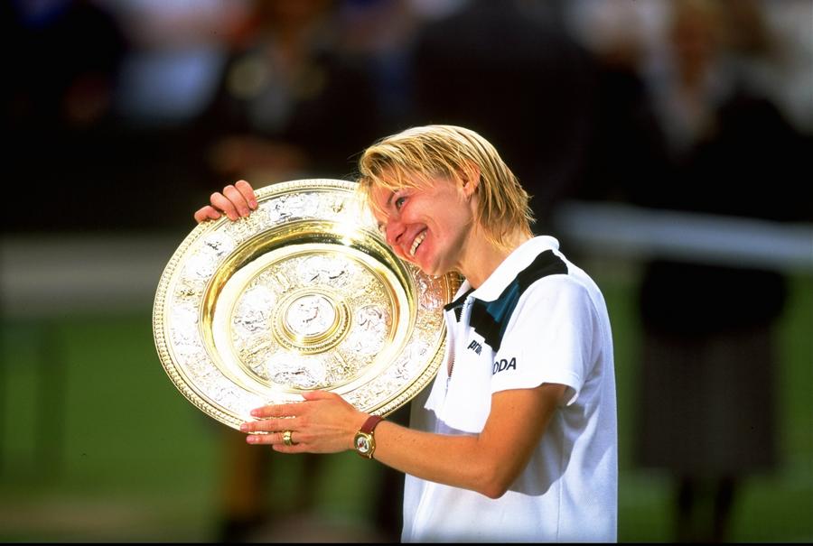 Jana Novotna în 1998 cu trofeul pe care l-a vânat atâția ani FOTO Guliver/GettyImages Wimbledon se joacă pe GSP.ro » Ambiție de campioni: ce jucători au disputat mai multe finale până a ajunge la trofeu