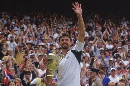 Goran Ivanisevic salutând publicul de la Londra în 2001 FOTO Guliver/GettyImages