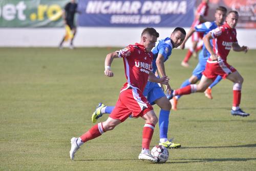 Adrian Șut, aici în duel cu Lazăr, nu va putea juca în meciul cu Viitorul