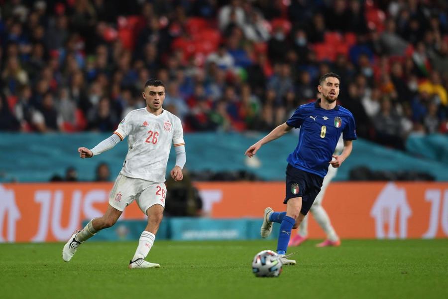 Pedri (stânga) și Jorginho FOTO: Imago Pedri