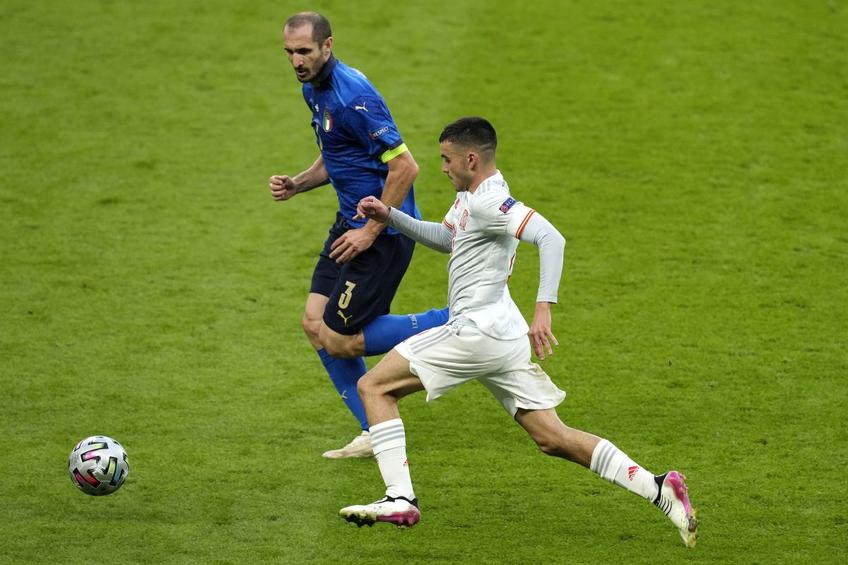 Pedri, în duel cu Chiellini // Foto: Getty Images