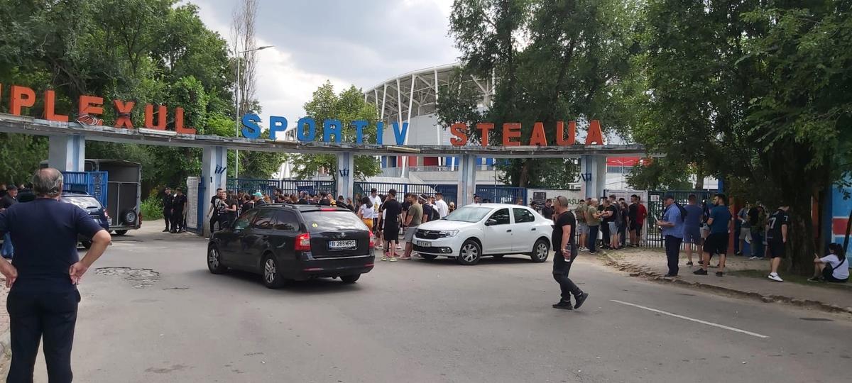 Steaua a retras numărul 7 » „Fiara”, în lacrimi! Lăcătuș, „sabotat” în timpul discursului