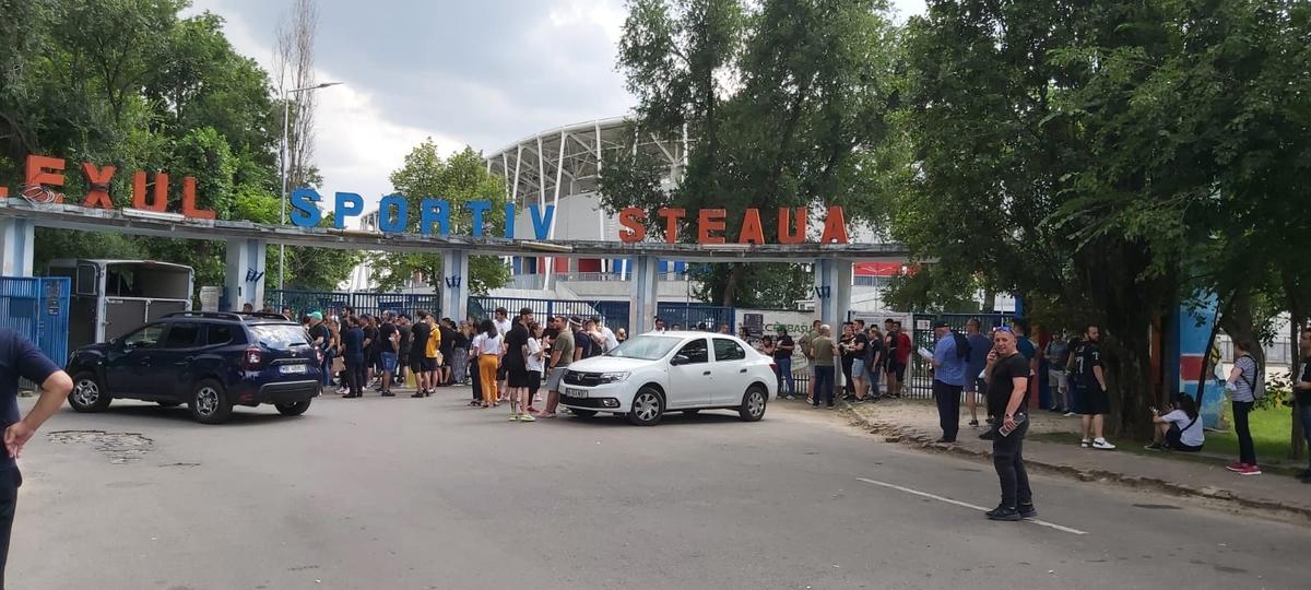 Steaua a retras numărul 7 » „Fiara”, în lacrimi! Lăcătuș, „sabotat” în timpul discursului