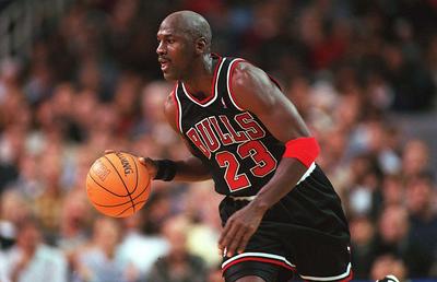 „Air Majesty. Michael Jordan” » Carte-eveniment a jurnalistului Emil Hossu-Longin: „E ca o lucrare de doctorat”