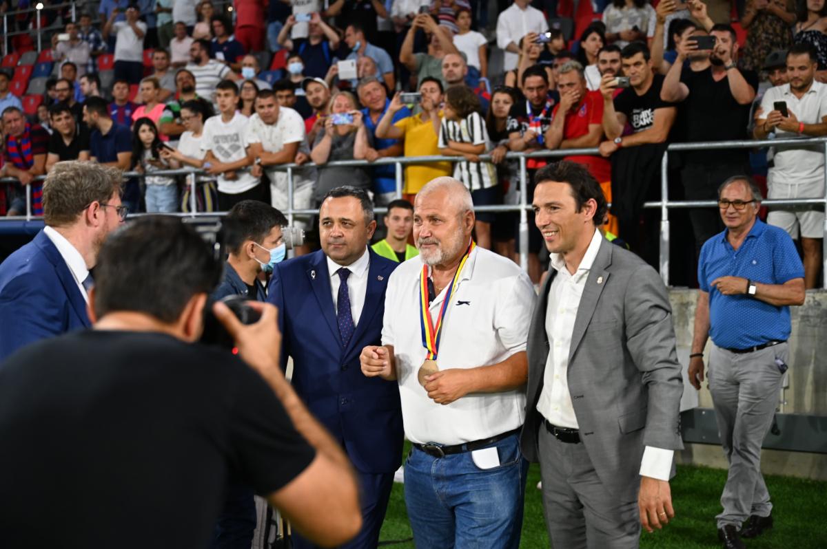 Momente emoționante pe noul Ghencea » Legendele de la Sevilla, premiate + tur de onoare cu o replică a CCE