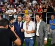 Momente emoționante pe noul Ghencea » Legendele de la Sevilla, tur de onoare cu o replică a CCE