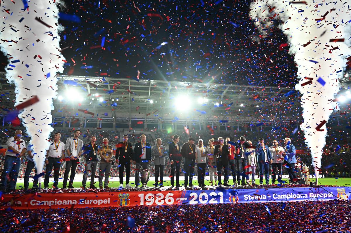 Momente emoționante pe noul Ghencea » Legendele de la Sevilla, tur de onoare cu o replică a CCE