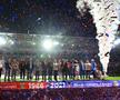 Momente emoționante pe noul Ghencea » Legendele de la Sevilla, tur de onoare cu o replică a CCE