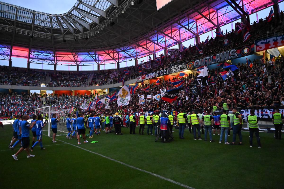 Momente emoționante pe noul Ghencea » Legendele de la Sevilla, premiate + tur de onoare cu o replică a CCE