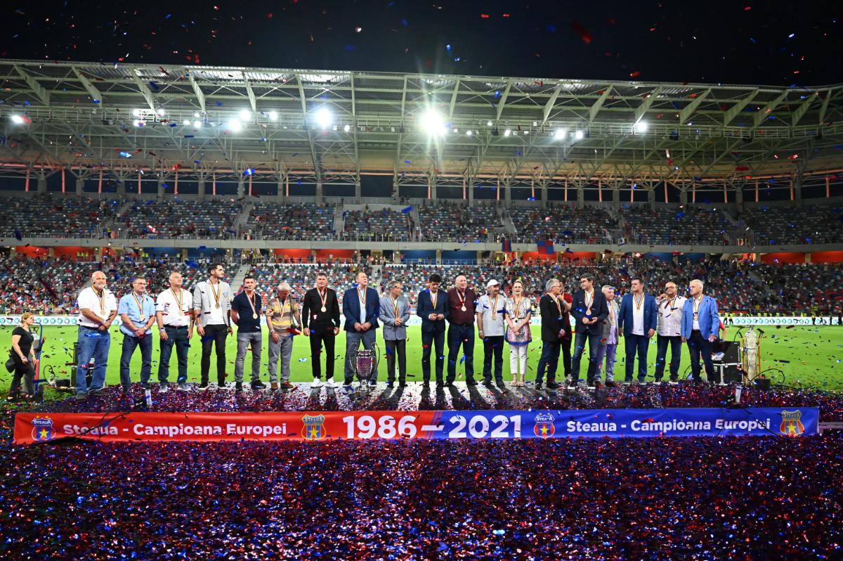 Momente emoționante pe noul Ghencea » Legendele de la Sevilla, tur de onoare cu o replică a CCE