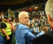 Momente emoționante pe noul Ghencea » Legendele de la Sevilla, tur de onoare cu o replică a CCE