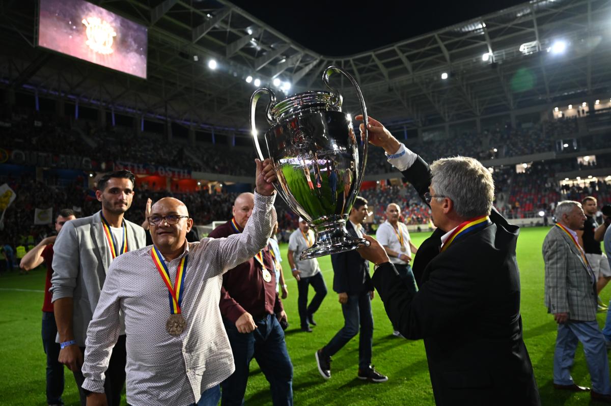 Momente emoționante pe noul Ghencea » Legendele de la Sevilla, premiate + tur de onoare cu o replică a CCE